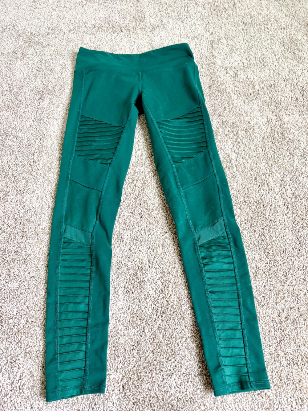 ALO Yoga Women’s Green Paneled Moto Leggings full length!